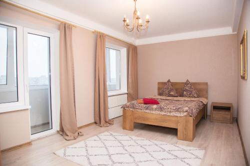 扎波罗热2 Rooms Luxury Apartment on Shkilna 34 Street的一间卧室设有一张床和两个窗户。
