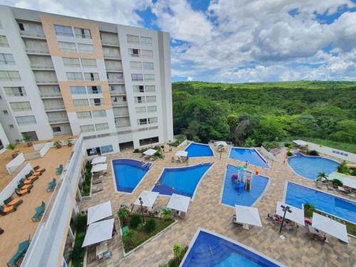 热河市Park Veredas, Rio Quente , com vista para a montanha的享有酒店高空的景致,设有2个游泳池