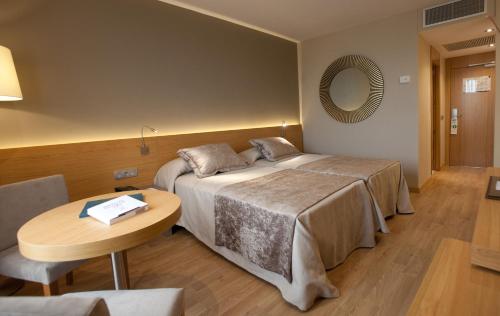 塞维利亚国会M.A.酒店客房内的一张或多张床位