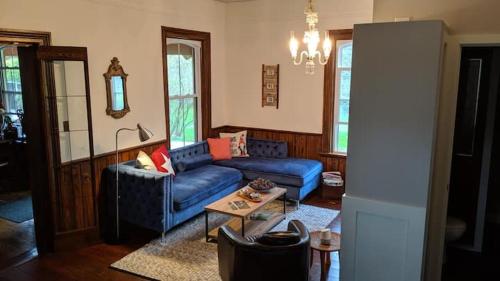 Master Bedroom in a 150-Year-Old Victorian House的休息区