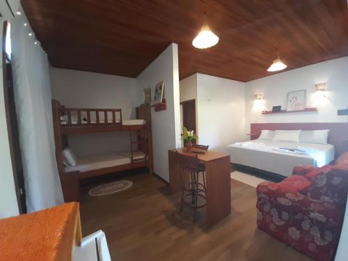 阿廷斯POUSADA IRMAOS ATINS的一间客房内配有床和沙发的房间