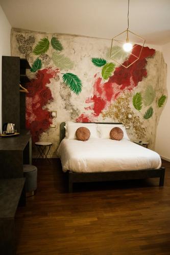 阿斯科利皮切诺BED and BREAKFAST il Duomo的一间卧室设有床铺和植物墙