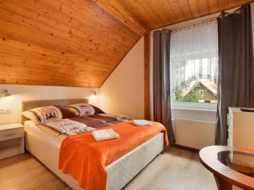 斯克拉斯卡波伦巴Willa Nadin的一间卧室设有一张大床和一个窗户。