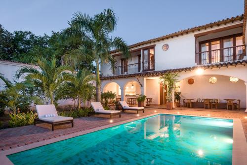蒙波斯San Rafael的一座带游泳池和房子的别墅