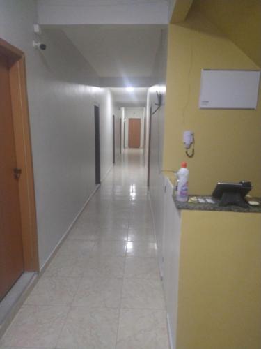 博阿维斯塔Hotel 678的一条走廊,走廊上有一个长长的走廊,有黄色的墙壁