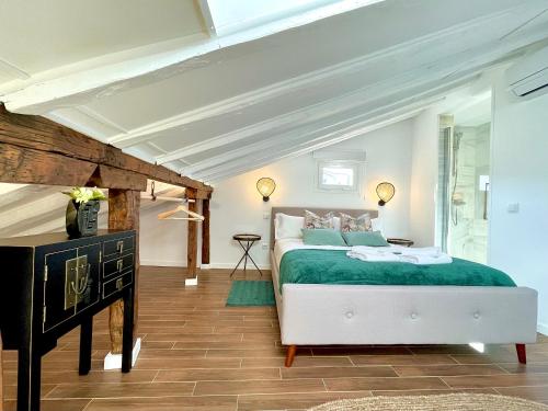 马德里BNBHolder PALACIO DE CRISTAL es MIA的一间卧室配有一张带绿毯的床