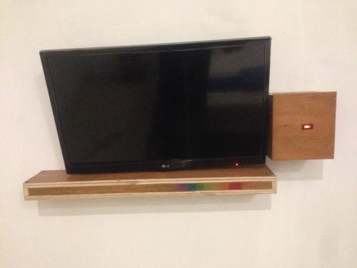 马塔兰安雅宾馆的挂在墙上的平面电视