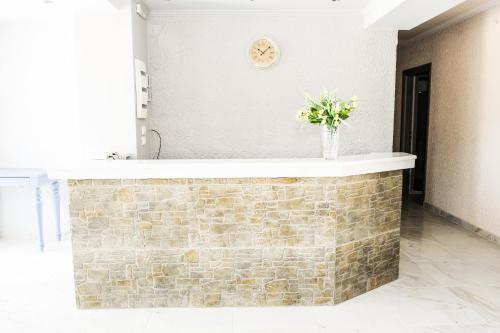 克雷马斯蒂瓦伦蒂诺酒店的浴室设有砖墙和花瓶
