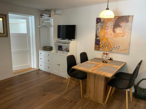 格绍Das Almsternderl - gemütliche Wohnung in Gosau的一间带桌椅的用餐室