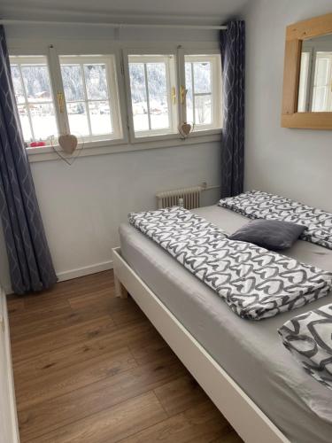 Das Almsternderl - gemütliche Wohnung in Gosau客房内的一张或多张床位