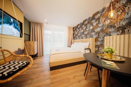斯图加特Rioca Stuttgart Posto 4的酒店客房配有一张床铺和一张桌子。