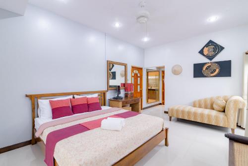 班克鲁特Bangsaphan Paradise Bankrut Vanilla Villa的一间卧室配有一张大床和一张沙发