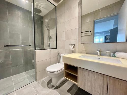 瓜埠LV Modern Suite Langkawi by Zervin的浴室配有卫生间、盥洗盆和淋浴。