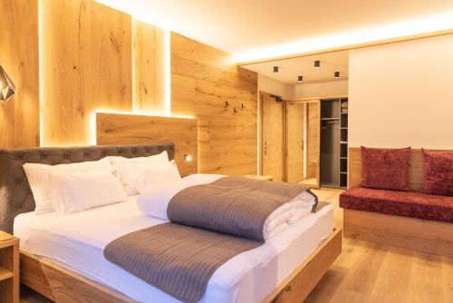 因斯布鲁克Der WALZL的一间卧室配有一张木墙床