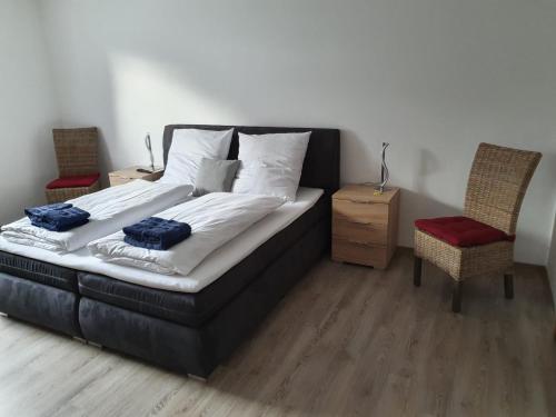 温特贝格Ferienhaus Trudi的一间卧室配有一张带2条蓝色毛巾的床