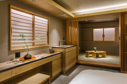 京都Higashiyama Shikikaboku的浴室设有床、水槽和窗户。