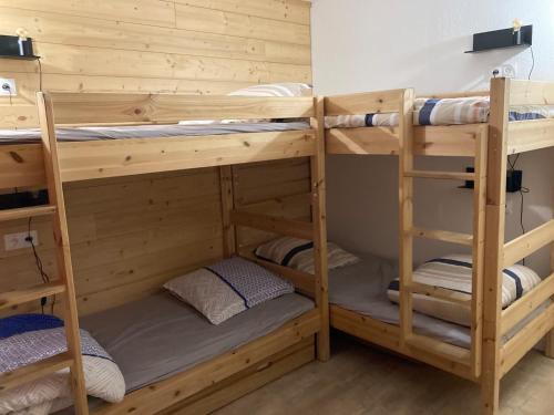 蒂涅Great 8-pax ski-in ski-out apartment in Tignes Val Claret的双层床间 - 带三张双层床