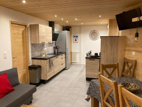 蒂涅Great 8-pax ski-in ski-out apartment in Tignes Val Claret的一间配有沙发和桌子的厨房