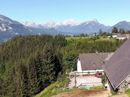 皮恩山口附近施皮塔尔Familienbauernhof Imitz, Ferienwohnung的享有高山房屋的空中景致