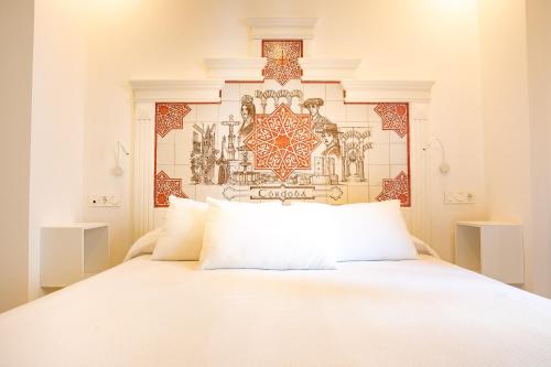 莫龙德拉夫龙特拉Posada Boutique El Gallo Morón的卧室配有白色的床和墙壁