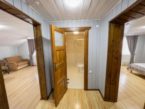布克维Villa Shale MarSo的一间设有通往浴室的门的房间