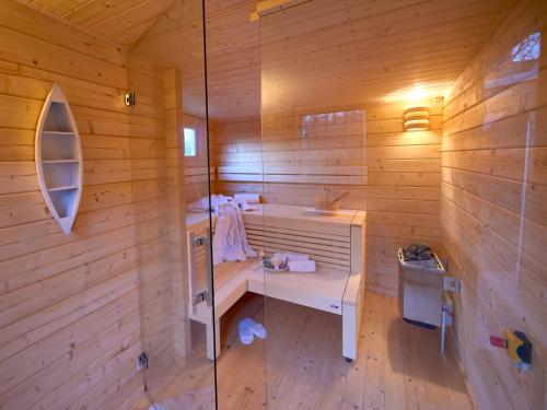 奥斯赛拜-塞林Strandschlösschen Sellin - House Half 2的木制浴室设有水槽和淋浴