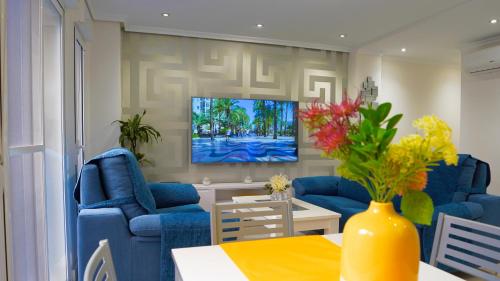 阿利坎特Spacious Modern Family Apartment - Centre & Near Beach的客厅配有蓝色的沙发和电视