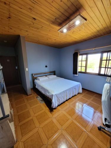 埃尔多拉多ELDOtown的一间卧室设有一张床和木制天花板