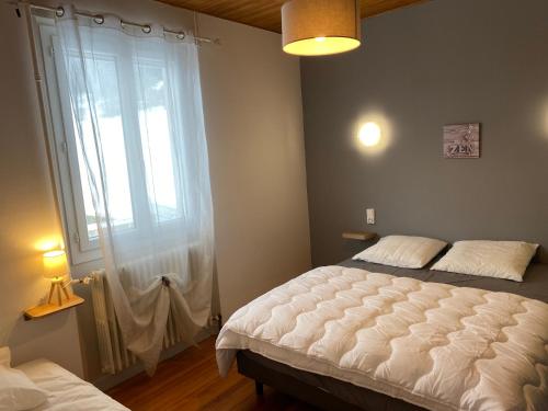 Les ChabottesCrème的一间卧室设有一张床和一个大窗户