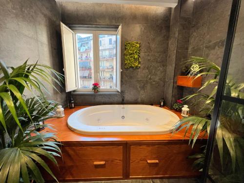那不勒斯ORLANDO relais的带浴缸的浴室和窗户