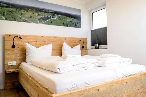 温特贝格Smart Resorts Haus Saphir Ferienwohnung 512的卧室配有带白色枕头的大床