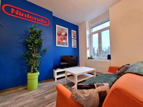 列万Le Nintendo的客厅的墙上设有任天堂标志