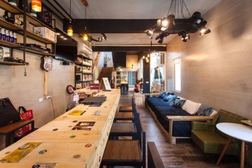 台东背包仓库肆零居 的一间酒吧,里面设有一张长桌和一张沙发