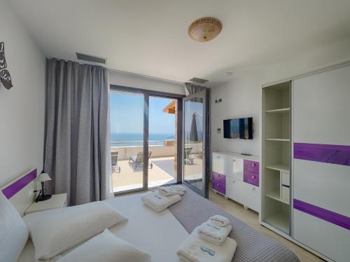 斯基亚索斯镇Sky Sea Resort Skiathos的一间卧室设有一张床,享有海景