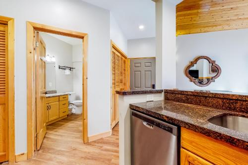 帕克城Deer Valley Courchevel Condo的厨房配有水槽和镜子