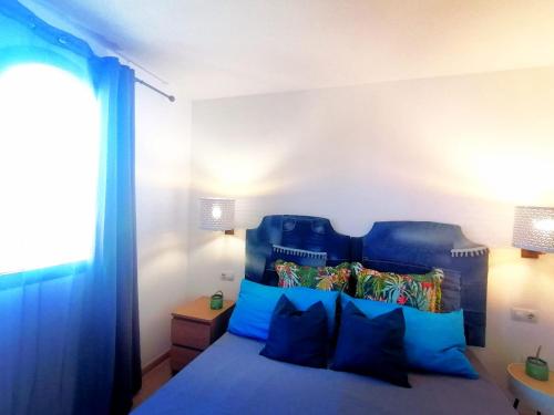 科拉雷侯Oasis Waves House的一间卧室配有蓝色的床和蓝色枕头