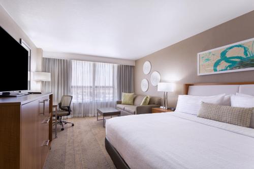 海厄利亚加登斯迈阿密西机场区假日酒店的配有一张床和一台平面电视的酒店客房