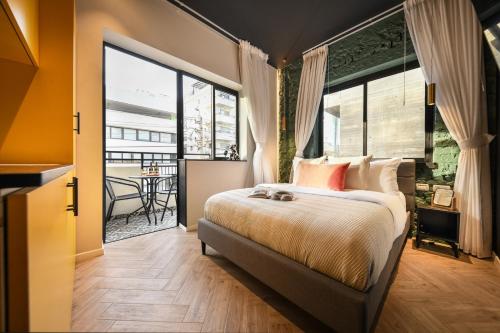 特拉维夫Silicate Ben Yehuda - Smart Hotel by Loginn Tel Aviv的一间卧室设有一张床和一个大窗户