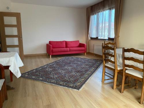 萨卡里亚Apartment at a Resort by the Black Sea的客厅配有红色沙发和地毯。