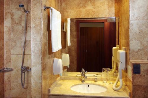 辛尼莫雷特贝拉维斯塔海滩俱乐部全包酒店的一间带水槽和淋浴的浴室