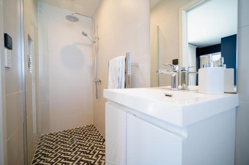 特威泽尔Mountain Vista Retreat - Apartment 1的白色的浴室设有水槽和淋浴。