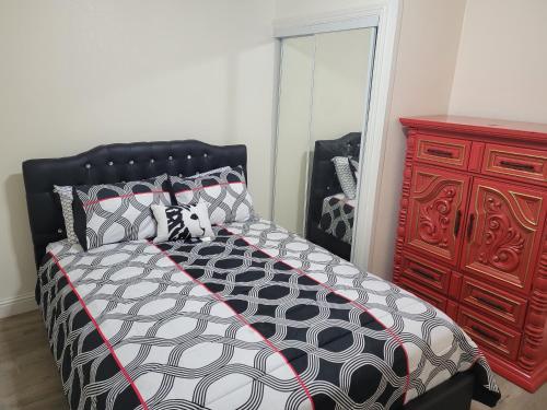 瓦列霍Adorable 1 bedroom Apartment的一间卧室配有一张床和一个红色梳妆台