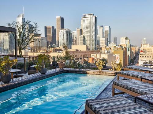 洛杉矶Downtown Los Angeles Proper Hotel, a Member of Design Hotels的一座城市天际线建筑的顶部游泳池