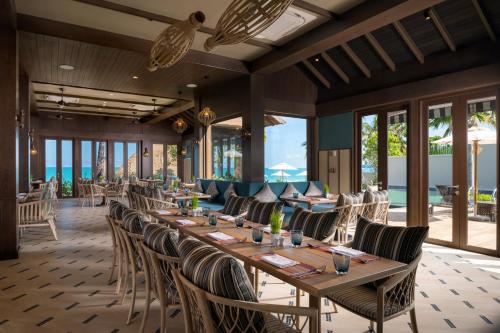 查汶苏梅岛查汶塔纳美居酒店的一间带长桌和椅子的用餐室