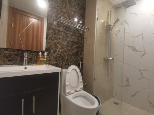 南芭堤雅Super 1BDR in Water Park Resort的浴室配有卫生间、盥洗盆和淋浴。