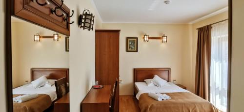 阿拉德Pensiunea Nimbus的两张位于酒店客房的床,配有两张sidx sidx单人床