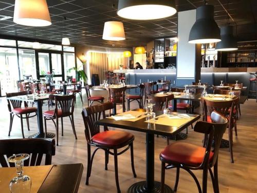 Sébazac-Concourès埃尔多拉多快捷酒店的一间带桌椅的用餐室和一间餐厅