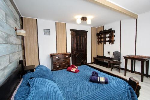 亚布卢尼齐亚Nord Cottage的一间卧室配有蓝色的床和两个枕头