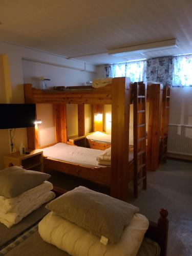 莫拉Vasaloppsmålet - Hostel Mora - Målkullans Vandrarhem的配有两张双层床的客房