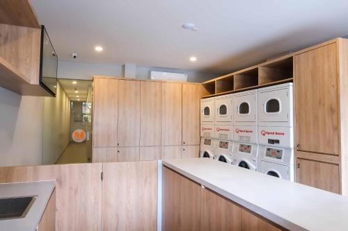 BinongM Cabin Karawaci的厨房配有木制橱柜和白色家电